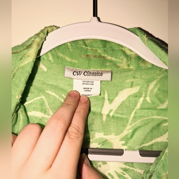 💎 M 'CW Classics' Green Sheer Button Down 💚 - Picture 3 of 3